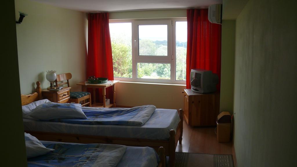 Villa Climate Guest House Varna Bagian luar foto